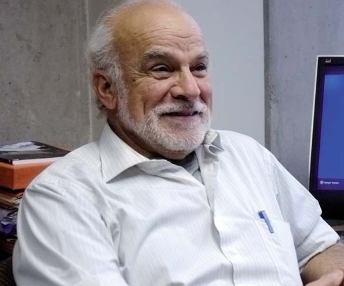 Humberto Fuenzalida inició su carrera en Ciencias Atmosféricas en 1960 con una memoria de título sobre la contaminación atmosférica en Santiago (imagen: Miguel Candia).