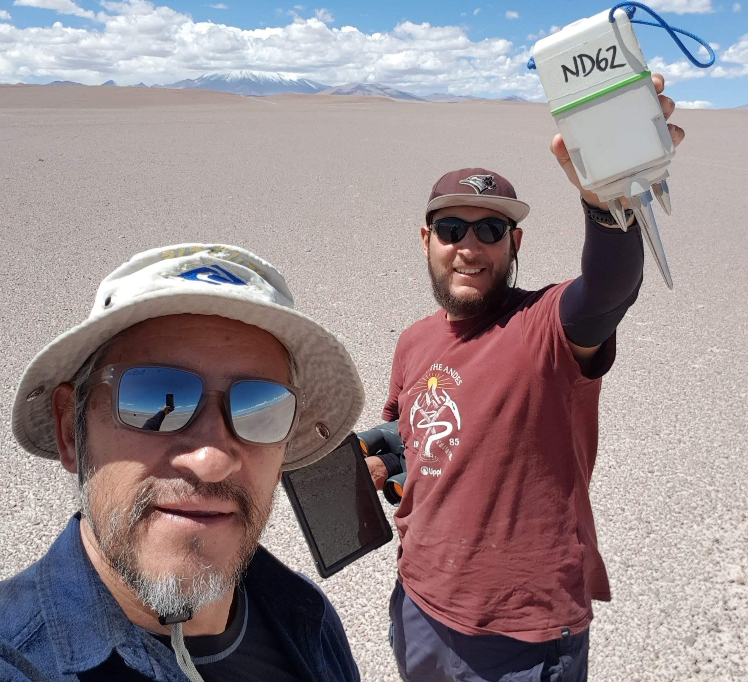 El ayudante en terreno, Sergio León Olivares, junto al investigador del AMTC, Sergio León Ríos, durante la campaña de instalación de geófonos en el norte de Chile.