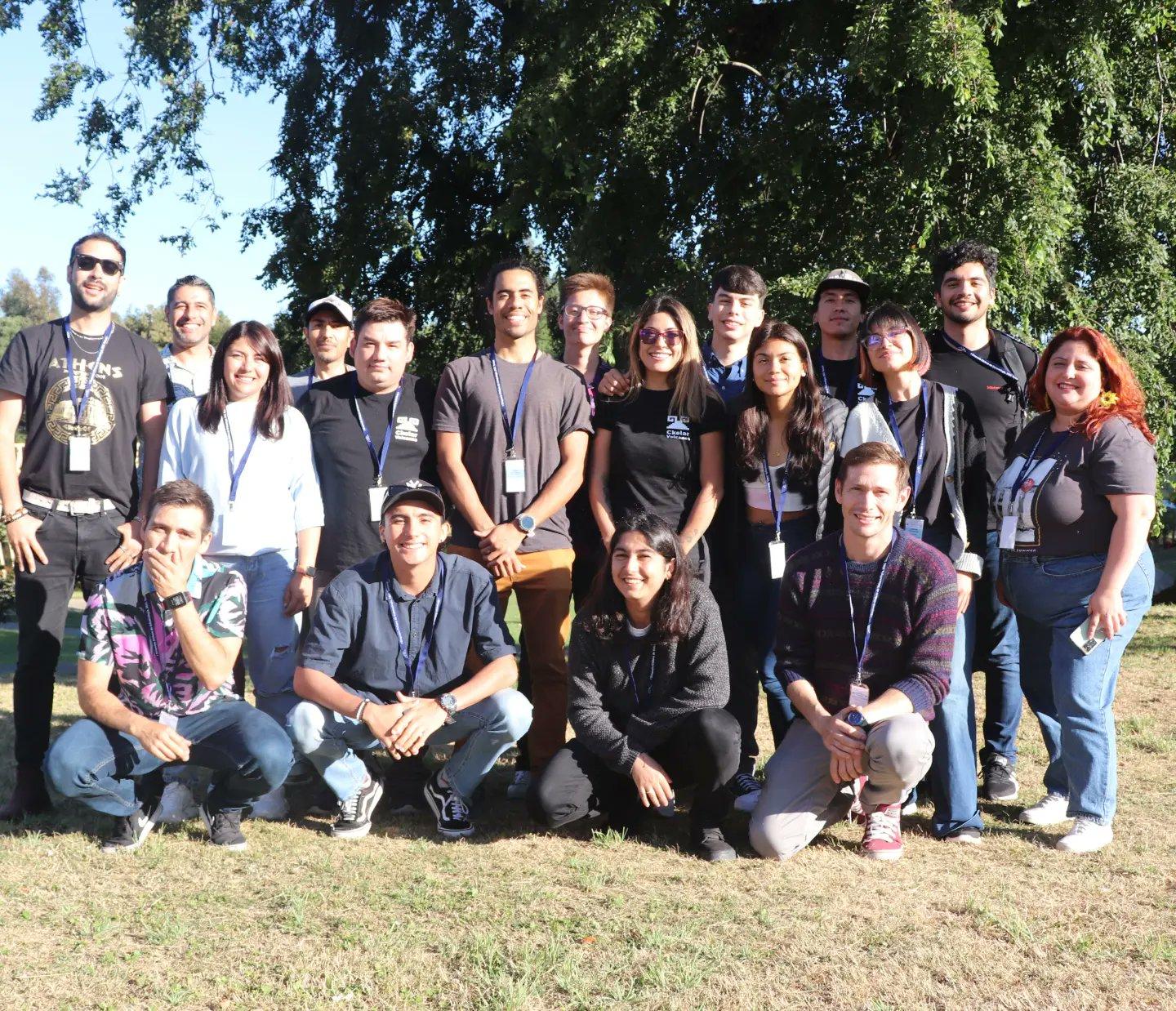 El académico del DGF, Daniel Díaz, junto a las y los participantes del Primer Simposio Chileno de Volcanología.
