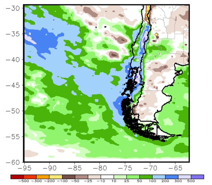 Figura 5. Anomalías de precipitación (diferencia en mm de la condición normal) entre el 29 de mayo y 26 de agosto de 2023. La precipitación es una estimación satelital (CPC CMORPH Satellite Rainfall Estimates). Eje horizontal: longitud (grados oeste). Eje vertical: Latitud (grados sur). Fuente: Climate Prediction Center, NOAA-USA.